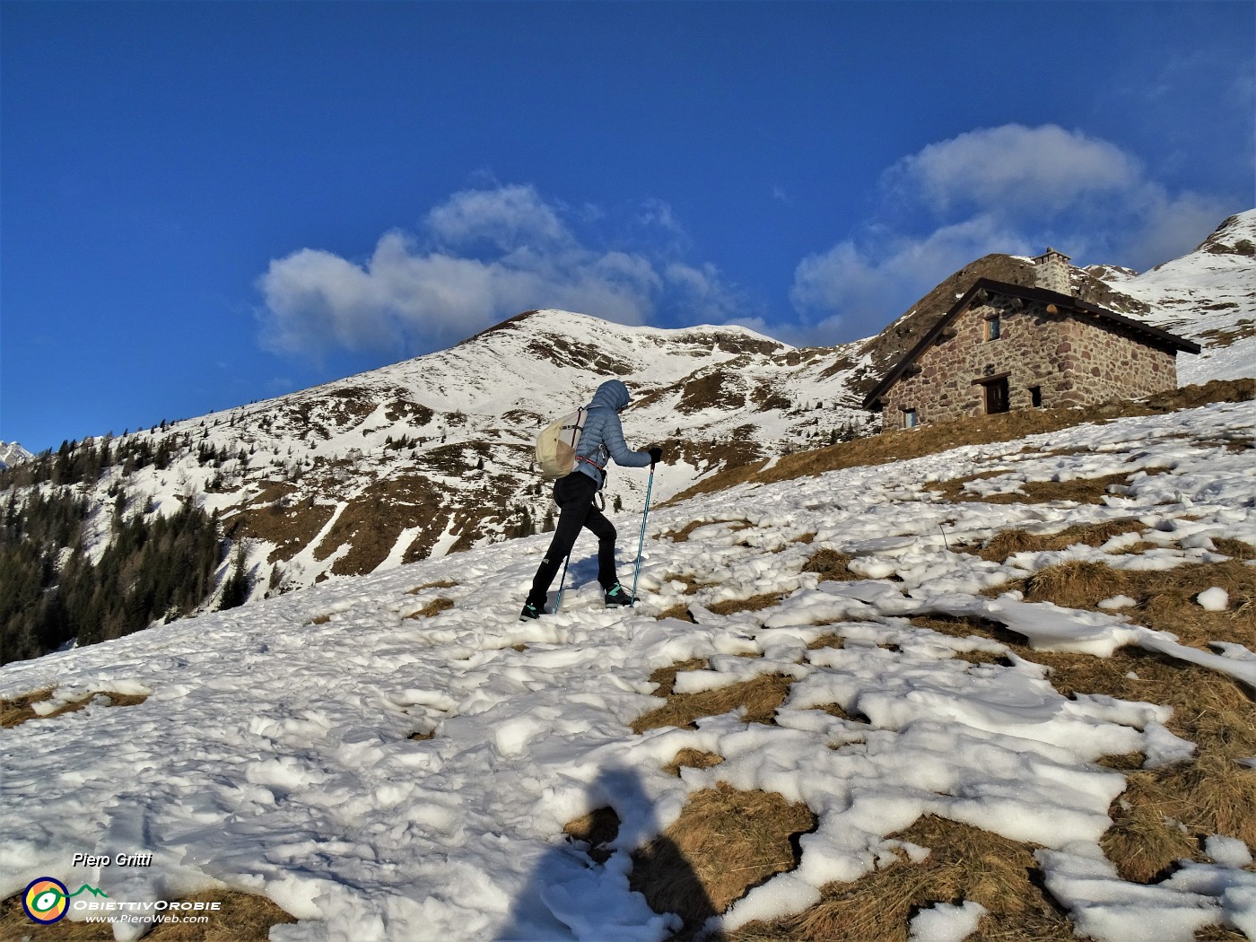 11 Saliamo in direttissima i pratoni cosparsi di neve con vista in Avaro.JPG